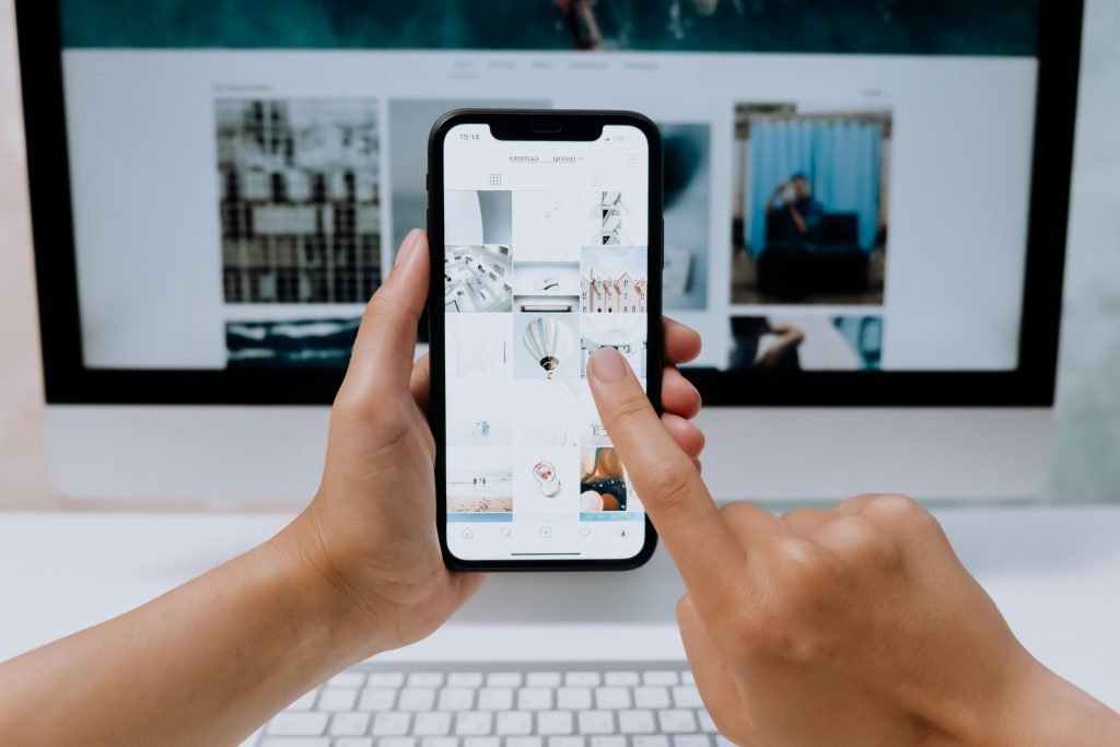 Visual tutorial on building a business website, highlighting essential steps for effective online presence.